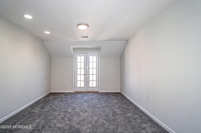 Building Photo - 105 Adamecs Way