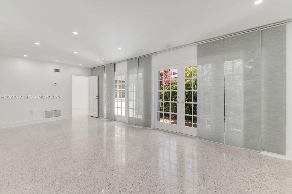 Building Photo - 725 91st St