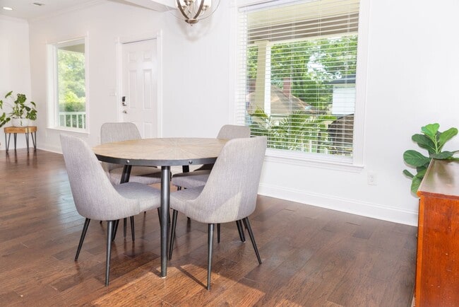 Building Photo - Spacious 4/3.5 w/ Master on Main and Fully...