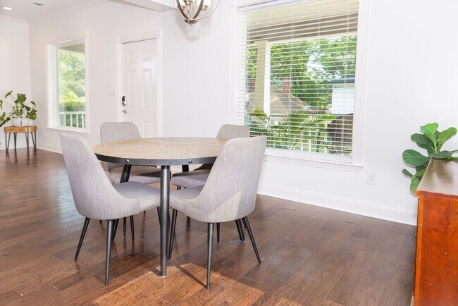 Building Photo - Spacious 4/3.5 w/ Master on Main and Fully Fenced Backyard!