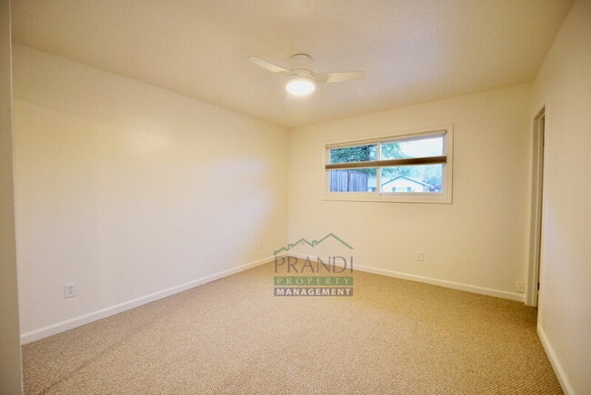 Building Photo - 75 Stasia Dr