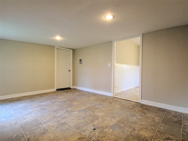 Building Photo - 128 7th Ave N