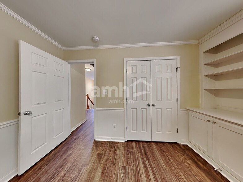 Building Photo - 5716 Running Fox Ln