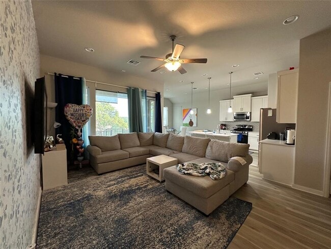 Building Photo - 441 Saturnia Dr