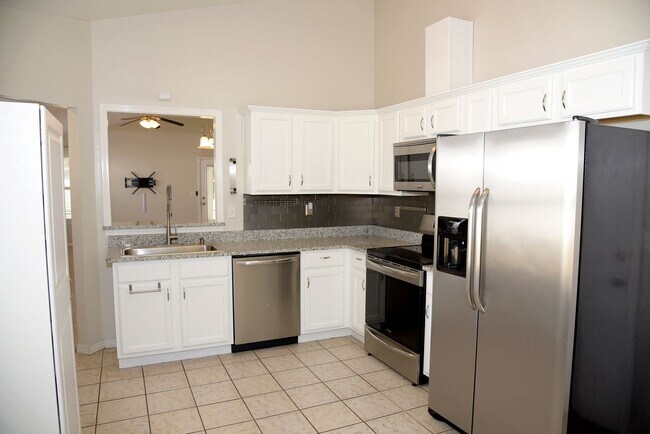 Building Photo - Central Niceville Home with Lawncare Included!