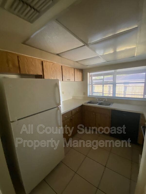 Building Photo - 2578 Surrey Dr