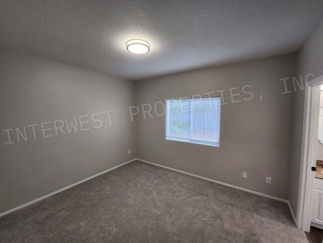 Building Photo - *1ST MONTH'S FREE RENT PROMO* Super Cute 3...