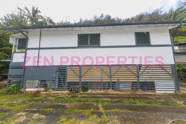 Building Photo - 1555 Moani St