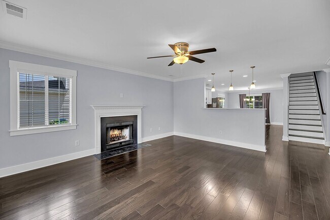 Building Photo - Centrally Located and Beautifully Renovate...