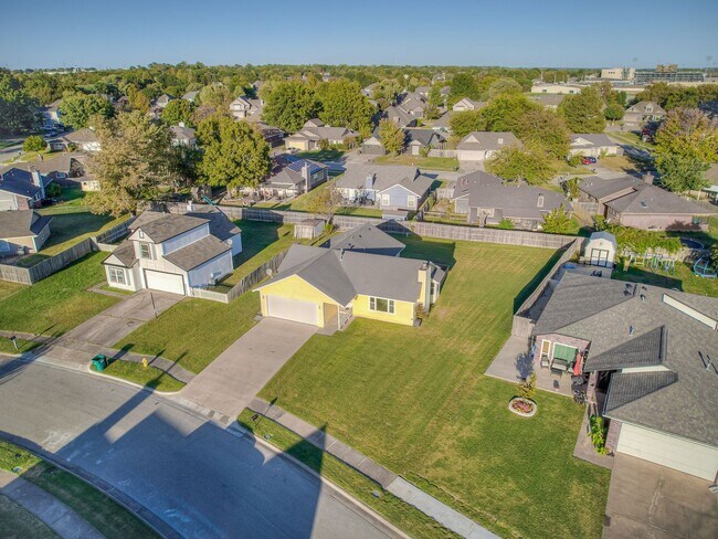 Building Photo - Move in discount / $800 first month rent