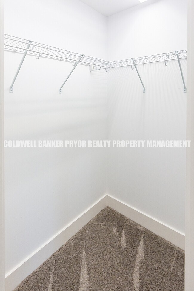 Building Photo - 9618 Shooting Star Cir