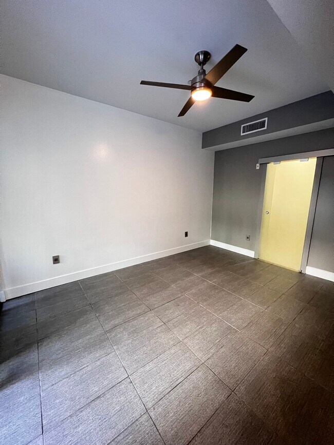 Building Photo - 855 N Croft Ave