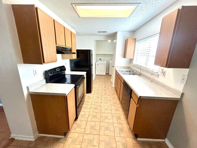 Building Photo - **MOVE-IN SPECIAL** MUST SEE! 3 Bedroom / ...