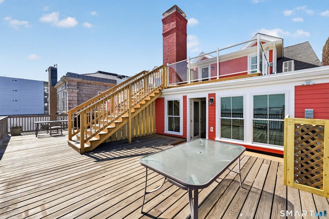 Building Photo - 136 Bank St