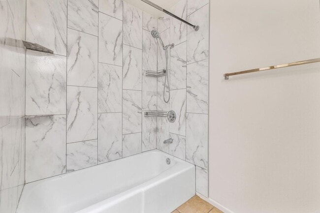 Building Photo - 5 Bed, 3 Bath, Pebble Tec Pool, Granite Counters Huge Kitchen Island