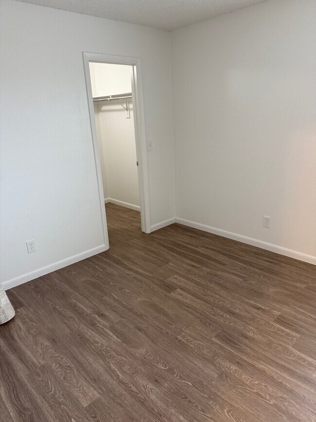 Building Photo - 2 Bedroom with Garage for Rent
