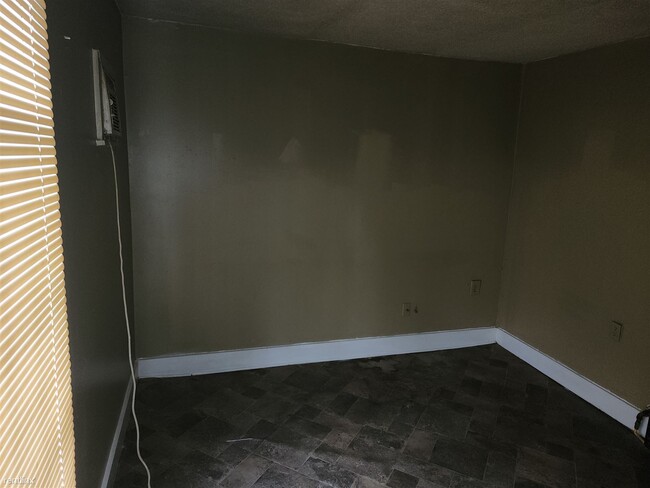 Building Photo - 1 br, 1 bath Triplex - 1485 East Mallory A...