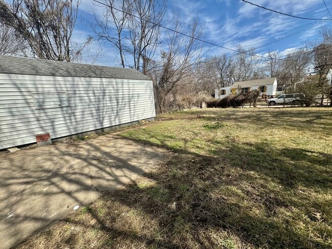 Building Photo - Adorable two-bedroom One-bathroom house located in the Kendall-Whittier neighborhood!