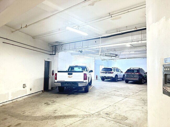 Building Photo - Chapman