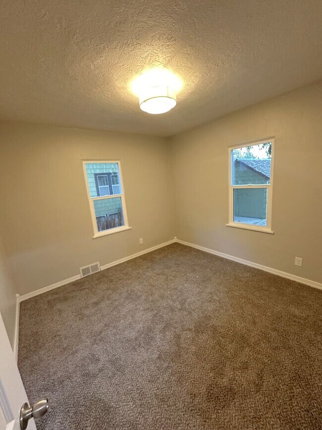 Building Photo - Renovated 3 bedroom + bonus room & finishe...