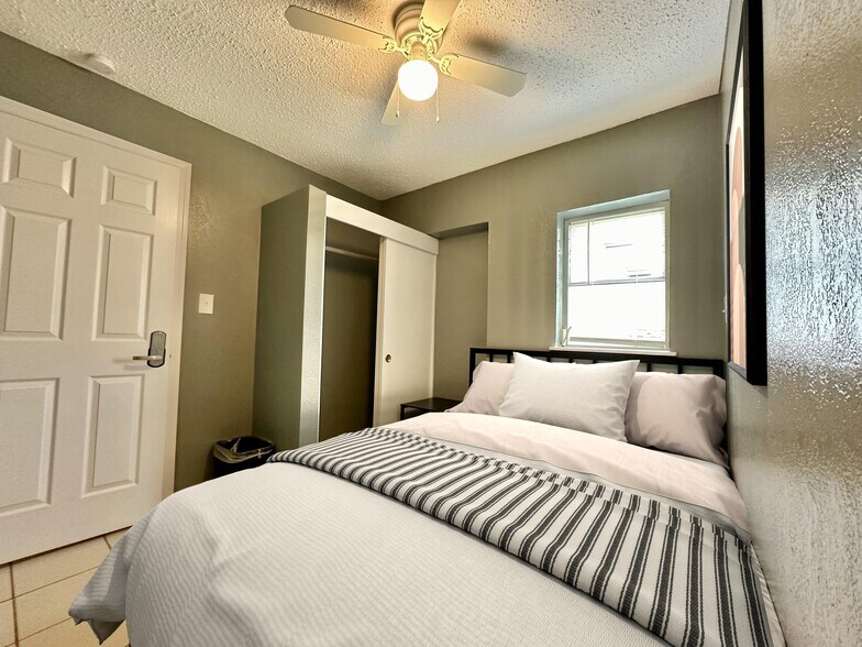 Building Photo - 5833 Sun Glo Ave