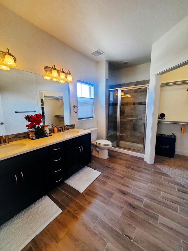 Master Bathroom - 4672 Hahns Peak Dr