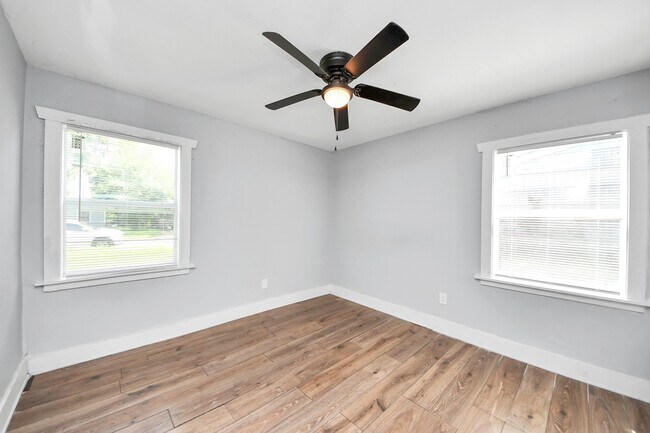 Building Photo - 5738 Kenilwood Dr