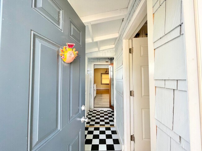 Building Photo - 4941 10th Ave