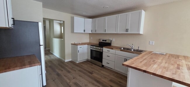 Building Photo - 235 Main St