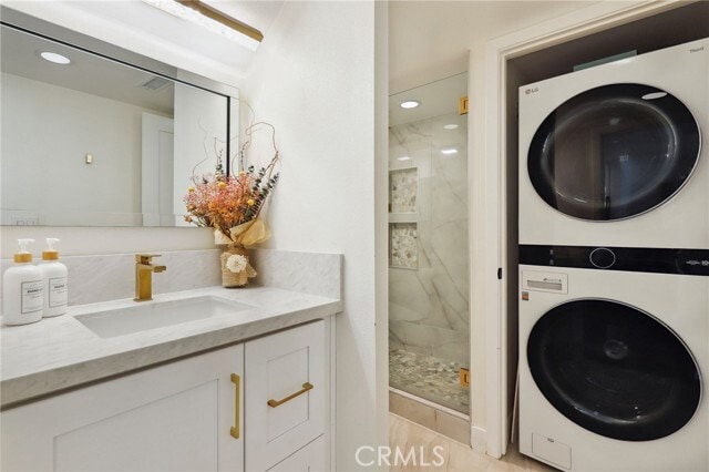 Building Photo - 2425 Vista Hogar