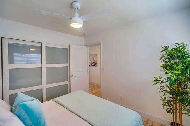 Building Photo - Spacious -2bd/1ba -$2,050.00 - LBC - Parki...