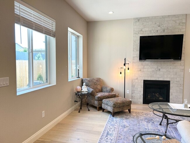 Building Photo - Luxury 55+ Executive Home- Fully Furnished