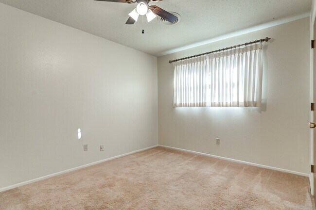 Building Photo - Wonderful 2 Bedroom 1.5 Bathroom Duplex!!!
