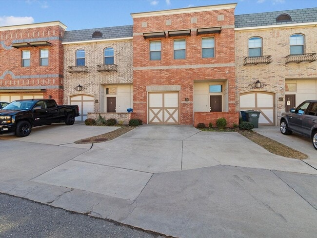 Building Photo - Move in Special! Gorgeous newer 2br 2.5ba Townhome!!