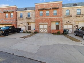 Building Photo - Gorgeous newer 2br 2.5ba Townhome!!