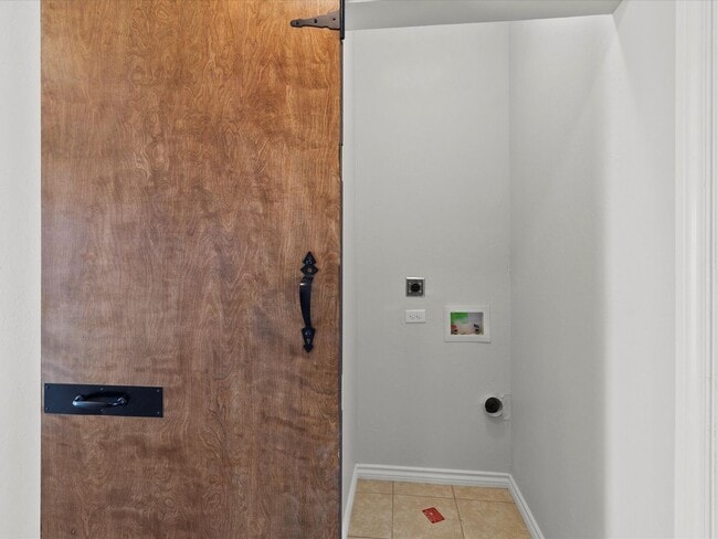 Building Photo - Gorgeous newer 2br 2.5ba Townhome!!