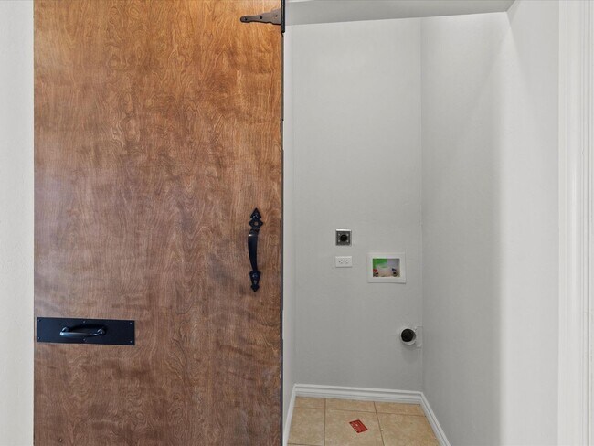 Building Photo - Move in Special! Gorgeous newer 2br 2.5ba Townhome!!