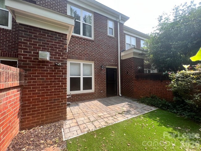 Building Photo - 819 Northeast Dr