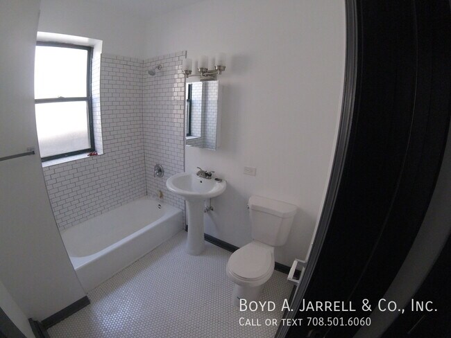 Building Photo - 68 E 57th St