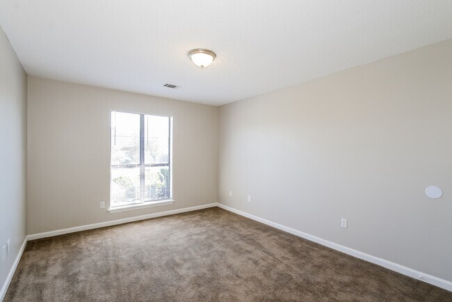 Building Photo - Bright 3 Bedroom Home with High Ceilings