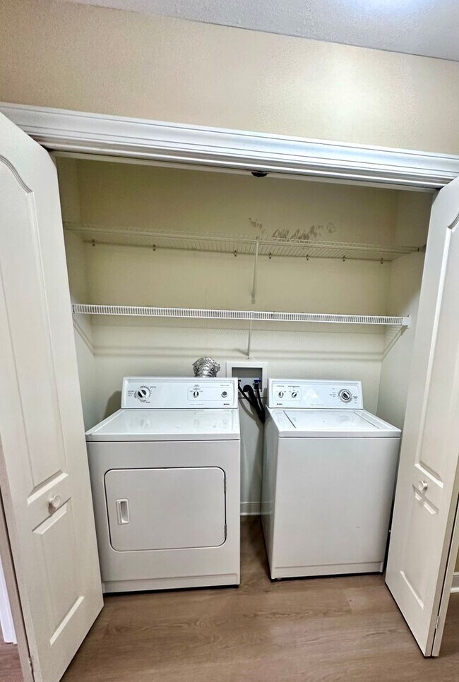 Building Photo - 50% OFF 1ST MONTH RENT ----- Adorable 3B/2.5B Unfurnished Townhome located in Twin Lakes Neighbor...