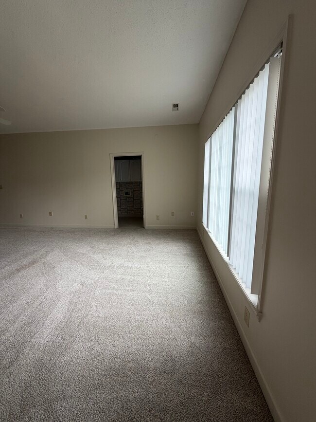 Building Photo - 200 Willow Green Dr