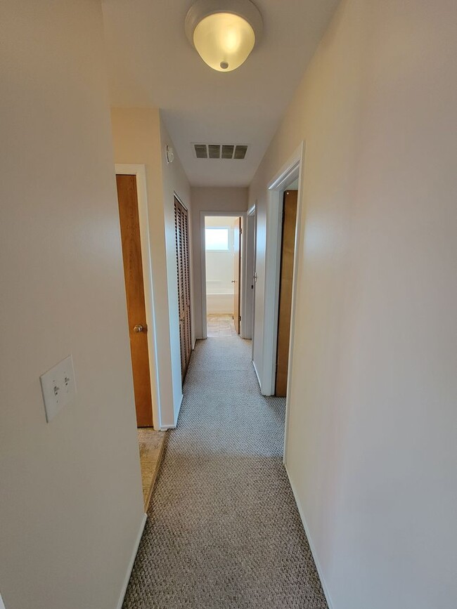 Building Photo - 4 bed, 2 bath, 2 car garage