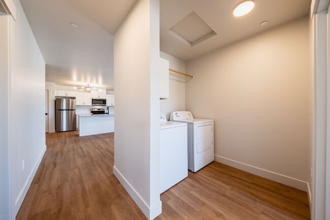 Building Photo - Jumbo 2 bed 2 bath  Modern Apartment - 1323 sqft