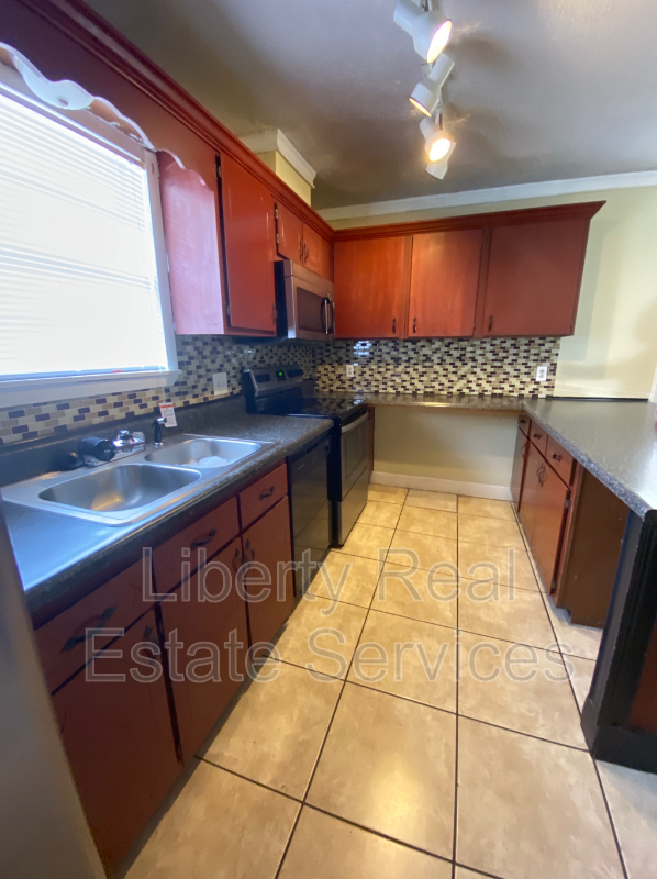 Building Photo - 137 Deerwood Ct