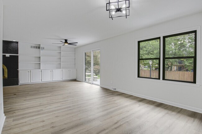 Building Photo - 452 Pasadena Dr