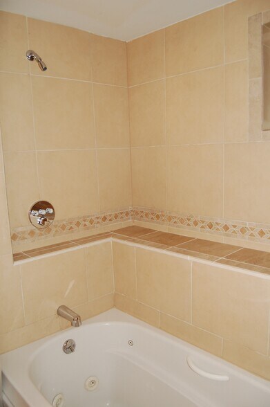 Building Photo - 16 Kent Sq