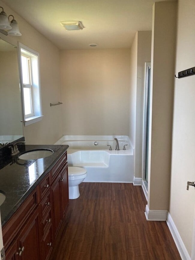 Building Photo - Spacious 4 Bedroom