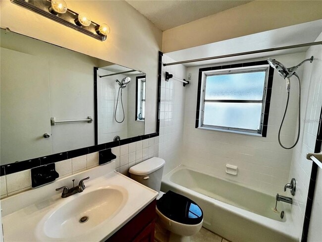 Building Photo - 15701 Waverly St