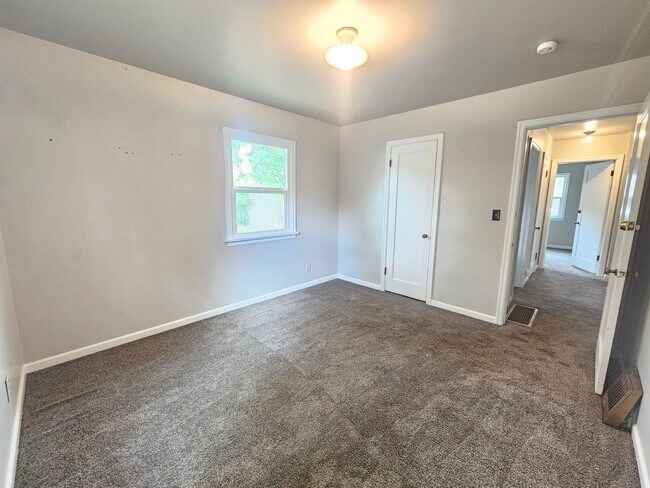 Building Photo - $1,895 - 3 Bed / 1 Bath Vintage Bungalow In North Spokane